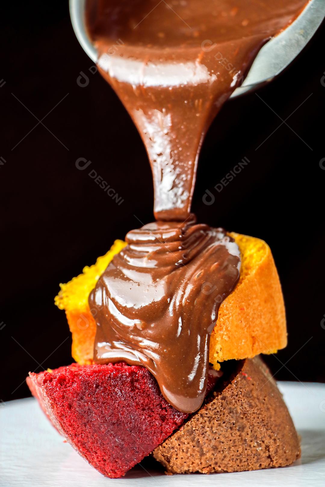 Bolos De Milho De Chocolate e De Morango Com Cobertura Imagem JPG