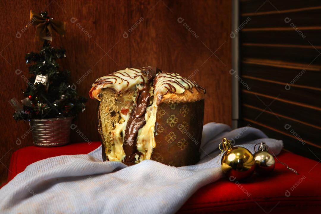 Panettone De natal Com Recheio De Chocolate E Coco Imagem JPG