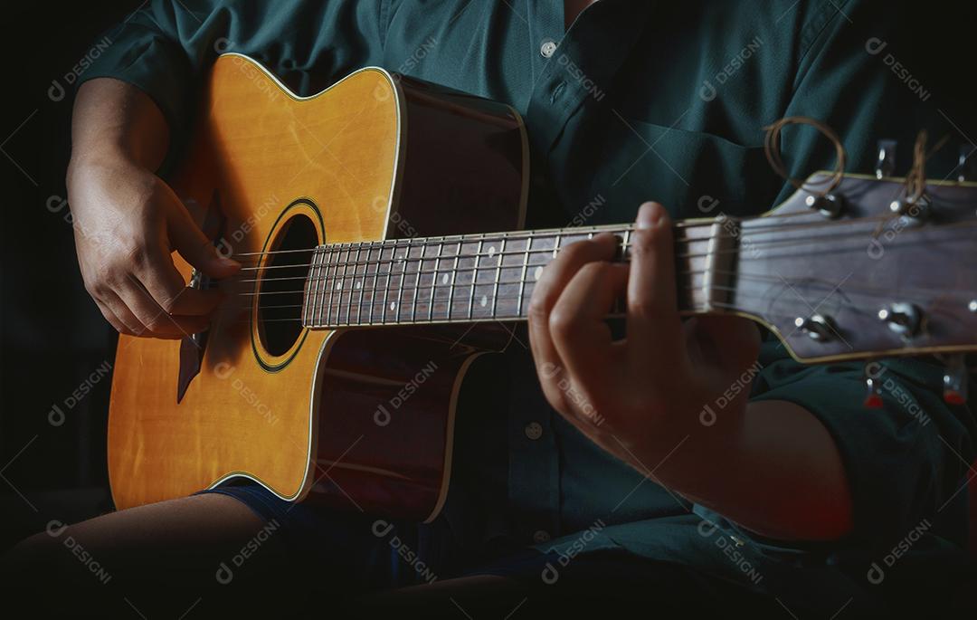 Foto Homem Tocando Guitarra Fundo Preto Imagem JPG