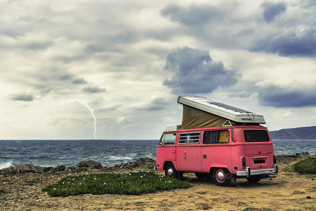 Foto Clasic Rosa Frente Ao Mar Penhasco Conceito Viagens Imagem JPG