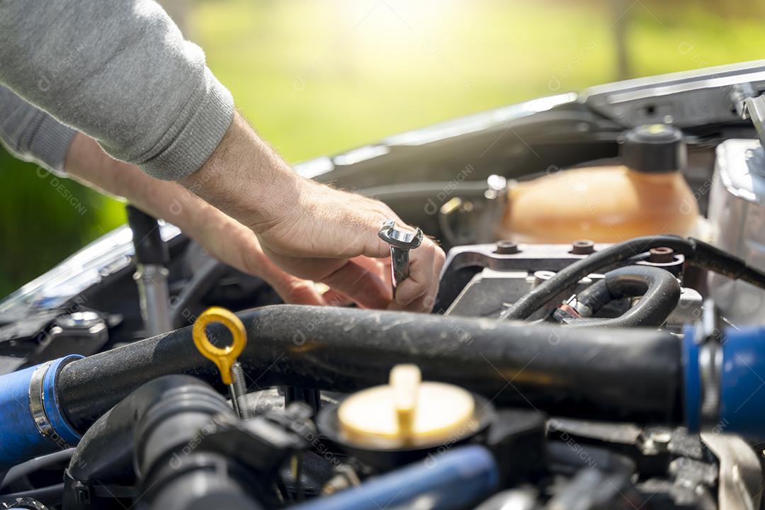 Foto Mãos Mecânico Trabalhando Motor Um Carro Corrida Imagem JPG
