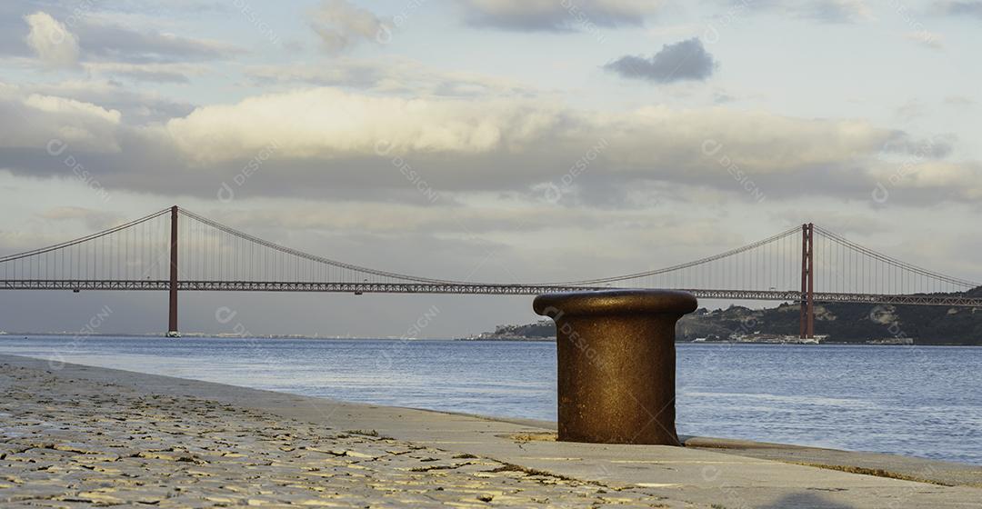 Foto Poste Amarração Barco Rio Tejo Com Ponte 25 de Abril Imagem JPG