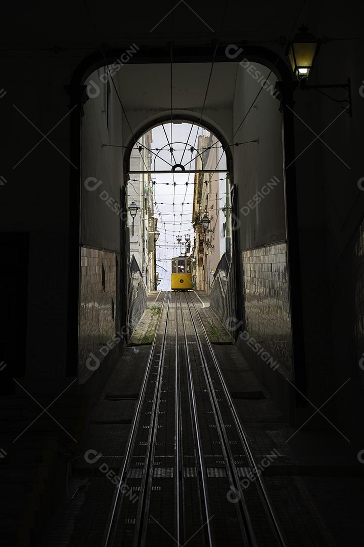 Foto Elevador Típico Amarelo Cidade Lisboa Imagem JPG