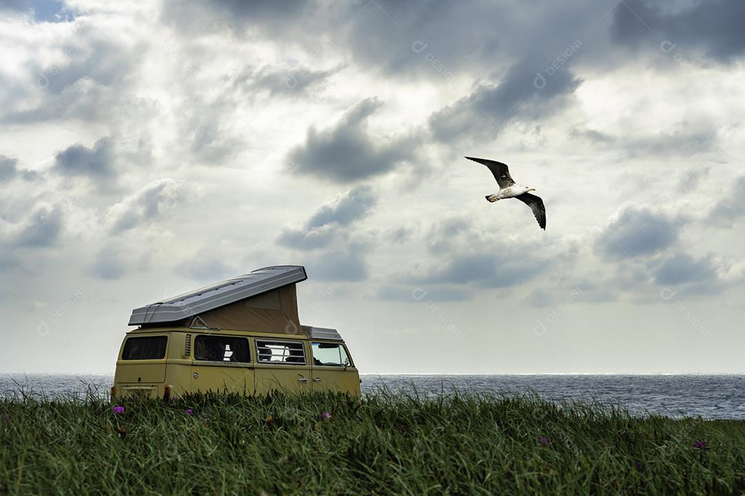 Foto Van Amarela Campista Frente Mar Penhasco Céu Dramático Conceito Viagens Imagem JPG