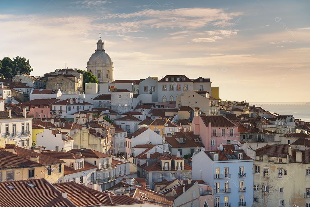 Foto Vista Bairro Típico Alfama Lisboa Portugal Gaivota Voando Céu Imagem JPG