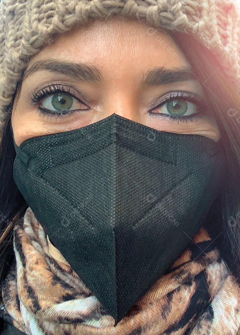 Foto Rosto Mulher Olhos Verdes Vestida Roupa Inverno Máscara Imagem JPG