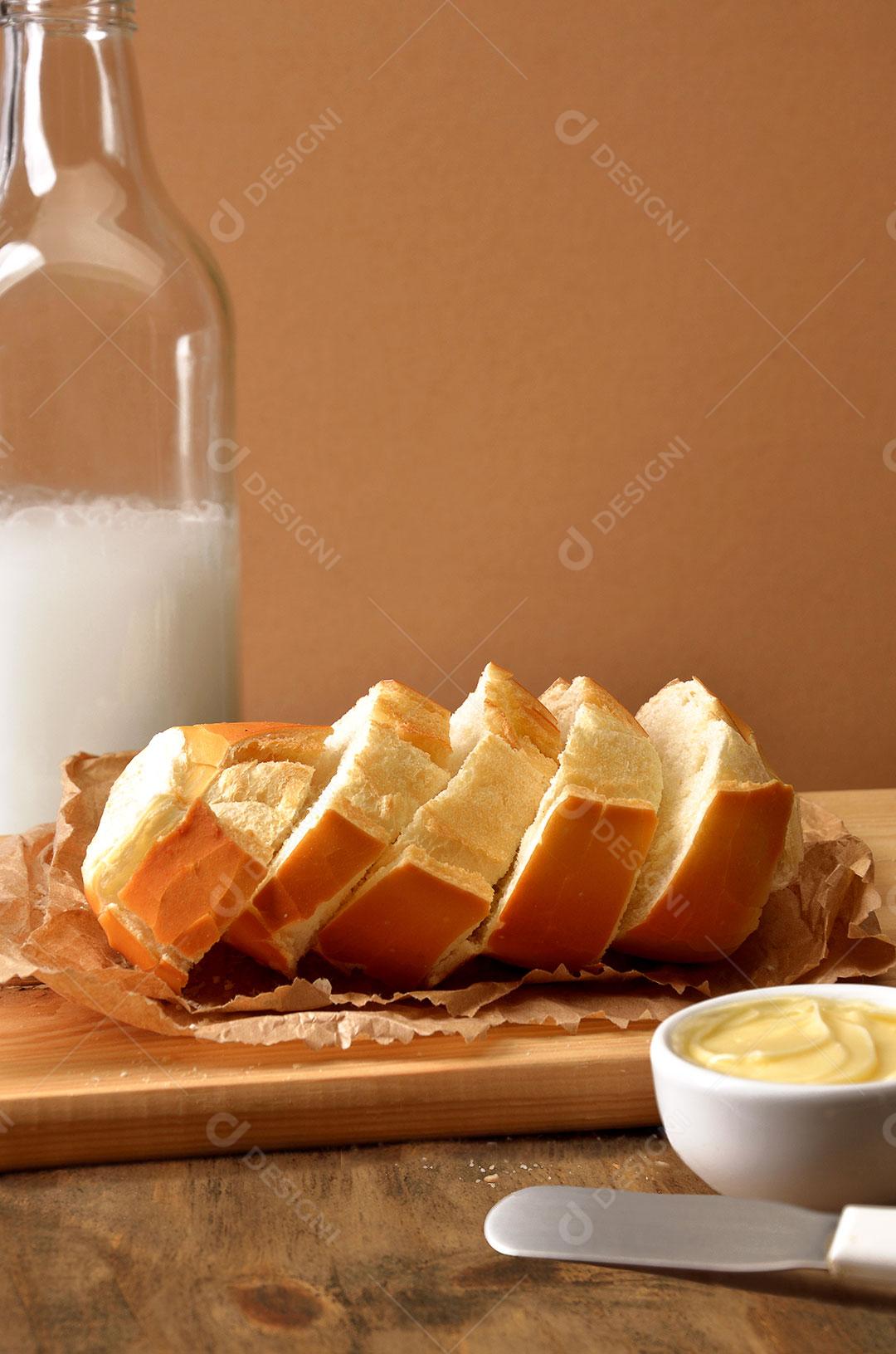 Pão Francês Fatiado Servido Com Manteiga e Leite Imagem JPG