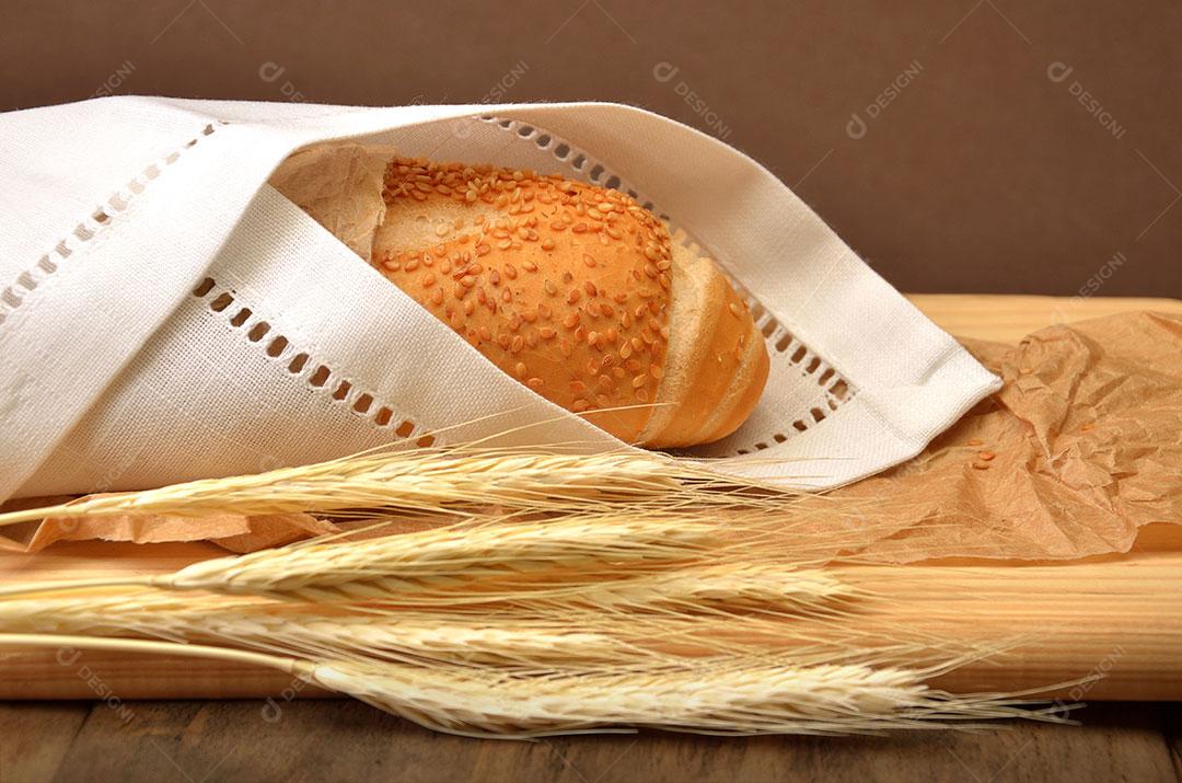 Pão Tipo Baguette Embalada Em Tecido Sobre a Mesa Com Trigo Imagem JPG