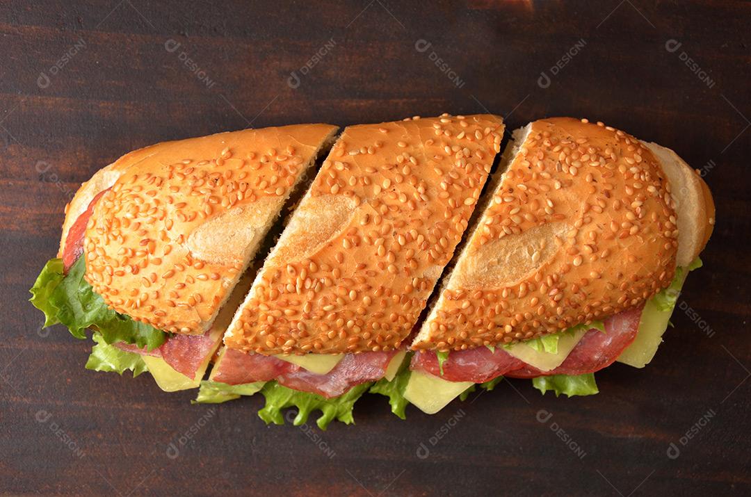 Baguette Recheada E Fatiada Sobre A Mesa De Madeira Imagem JPG