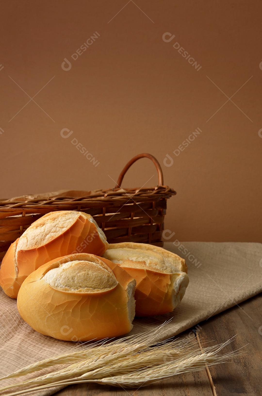 Pão Francês Com Cesto Sobre A Mesa Imagem JPG