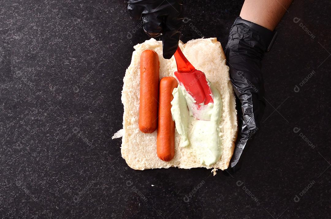 Passando Molho No Hot Dog Imagem JPG