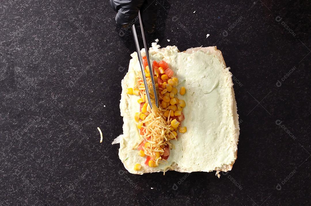 Colocando Batata Palha No Hot Dog Imagem JPG