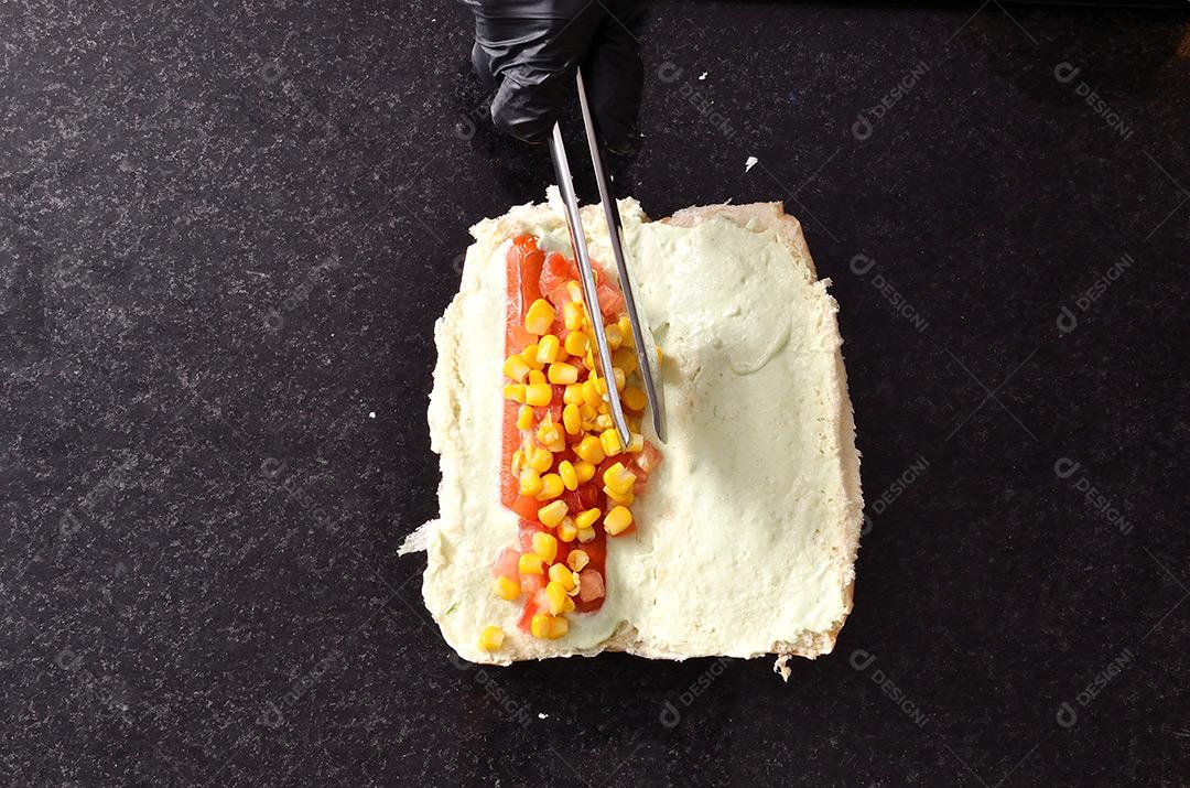 Colocando Grãos De Milho No Hot Dog Imagem JPG