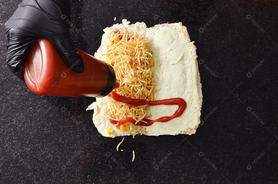 Colocando Molho De Tomate No Hot Dog Imagem JPG