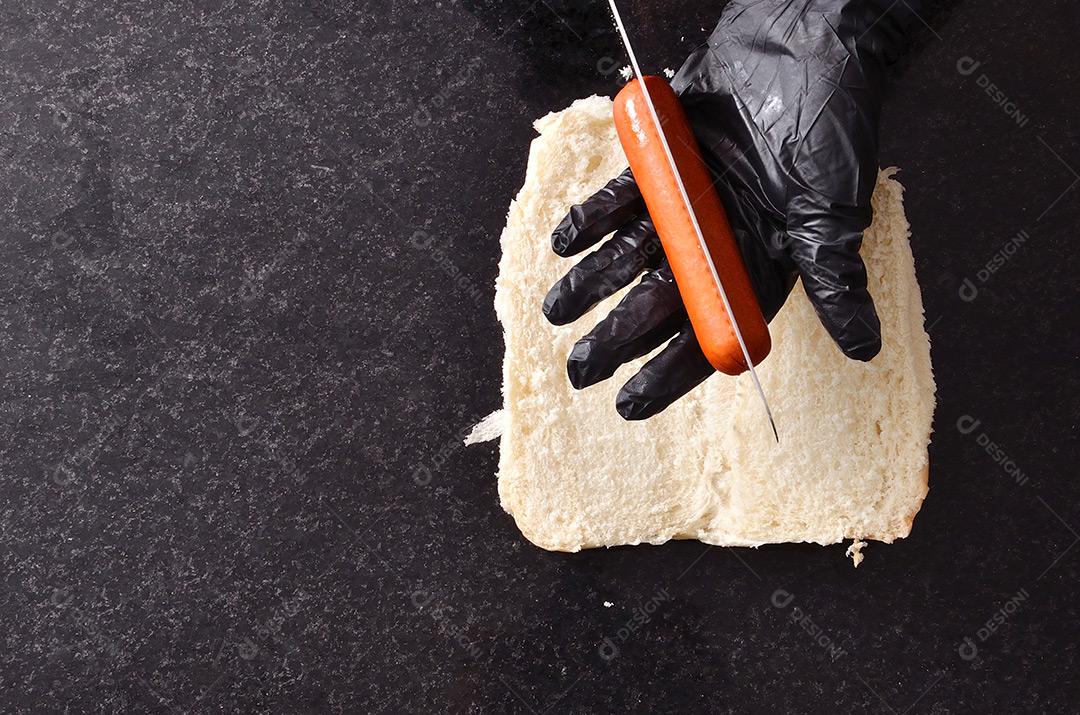 Cortando A Sausicha Do Hot Dog Imagem JPG