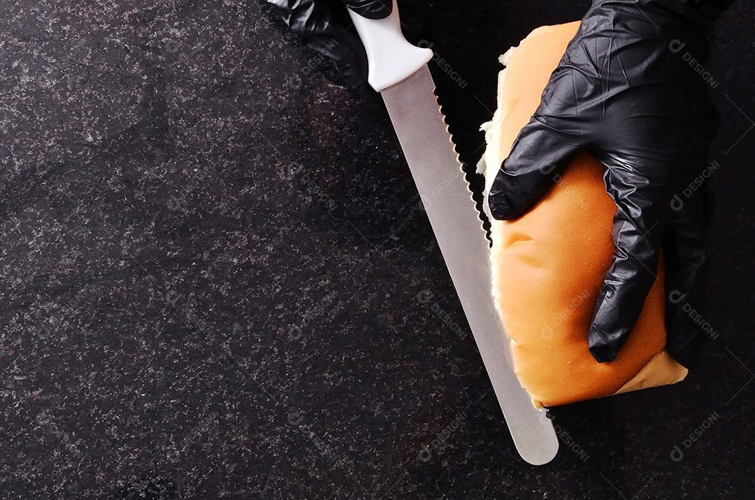 Cortando Pão De Hot Dog Com Faca Grande Imagem JPG