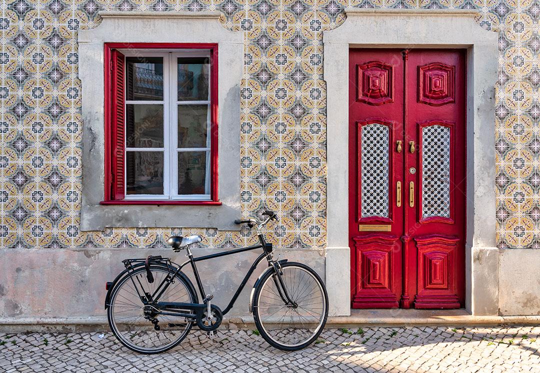 Foto Bicicleta Vintage Preta Estacionada Fachada Casa Tradicional Portuguesa Imagem JPG