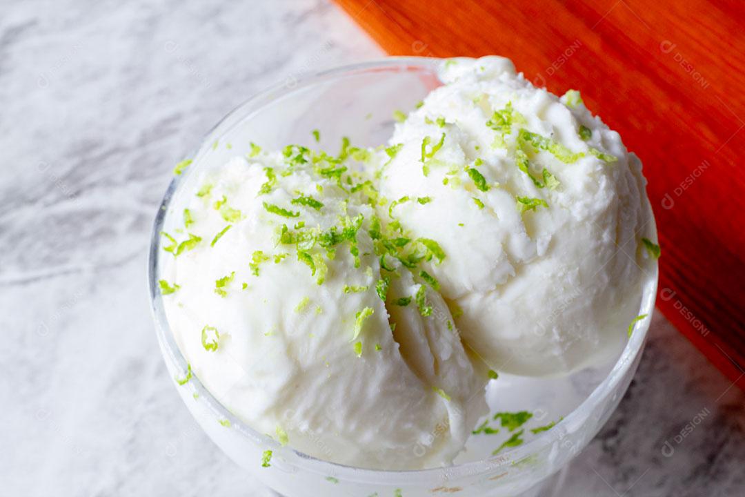 Sorvete de Limão Com Iogurte Fatia de Limão Vista de Cima JPG