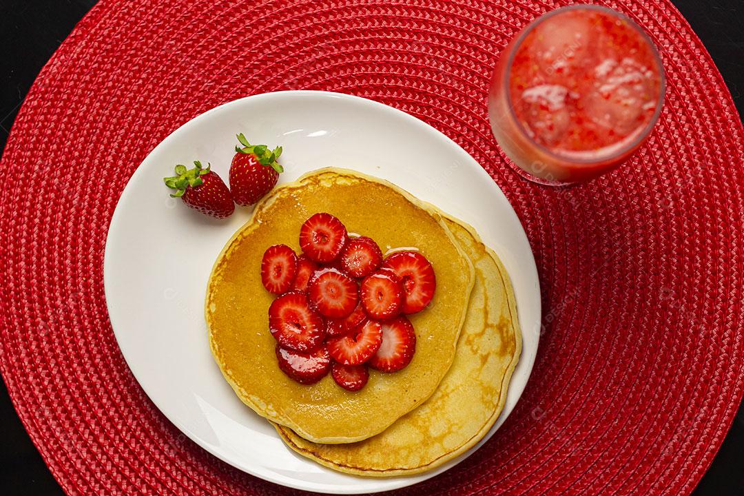 Detalhe de Morangos e Panquecas Com Xarope no Prato Branco Imagem JPG