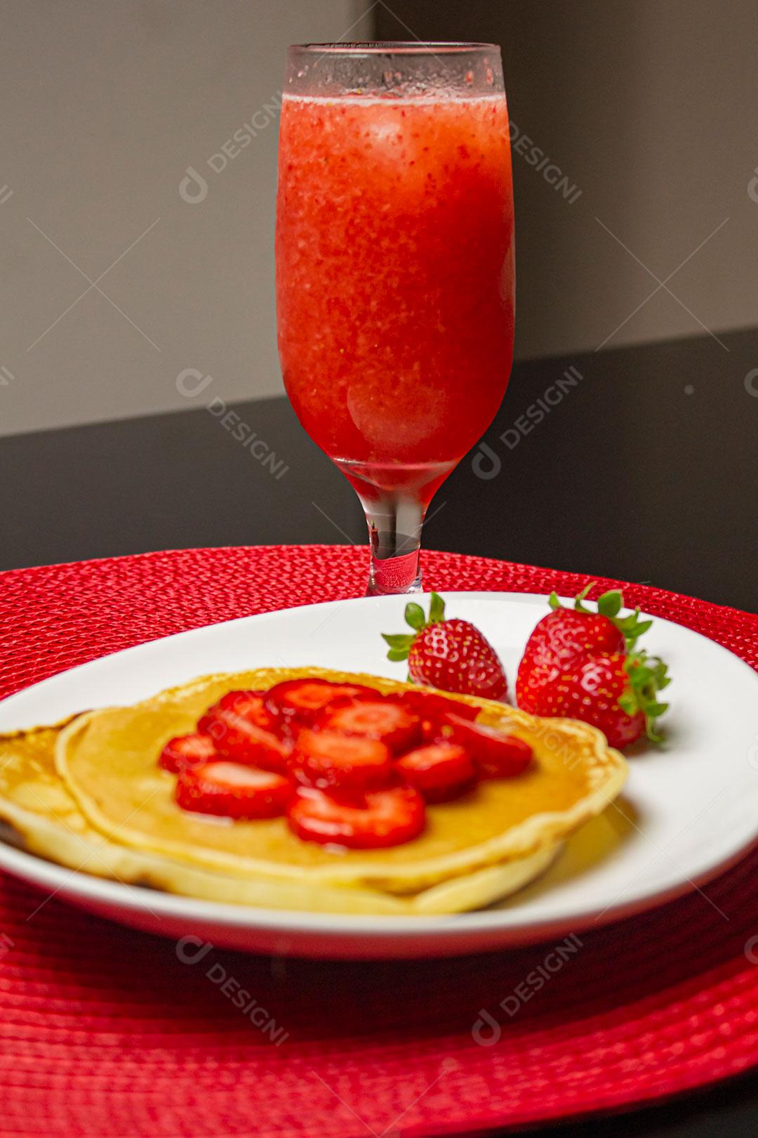 Morangos e Panquecas Com Xarope no Prato Branco Imagem JPG