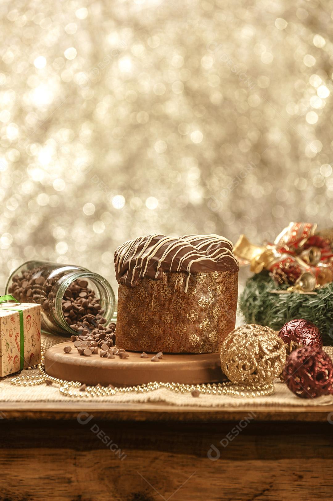 Panetone de Chocolate na Mesa de Madeira Com Enfeites de Natal Imagem JPG