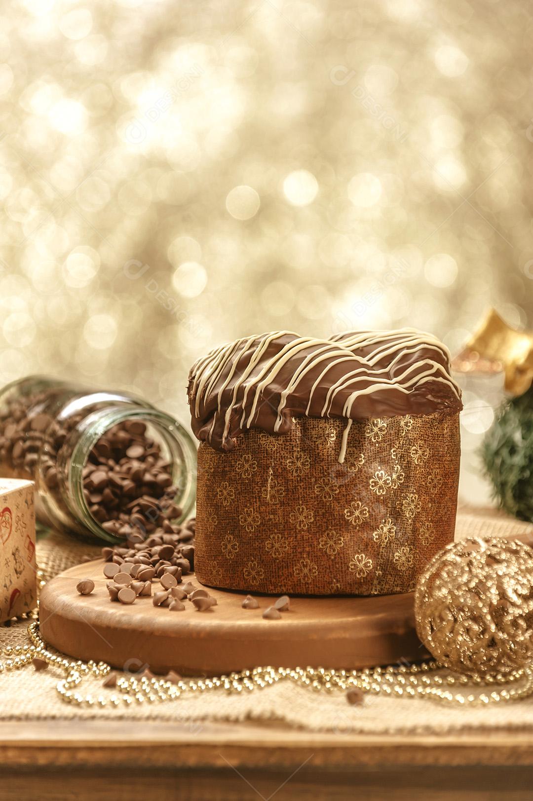 Panetone de Chocolate na Mesa de Madeira Com Enfeites de Natal Imagem JPG