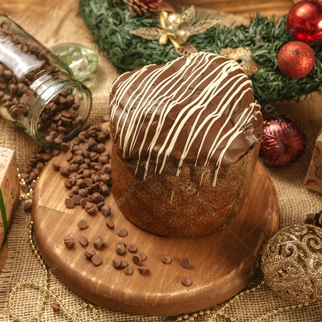 Panetone de Chocolate na Mesa de Madeira Com Enfeites de Natal Imagem JPG
