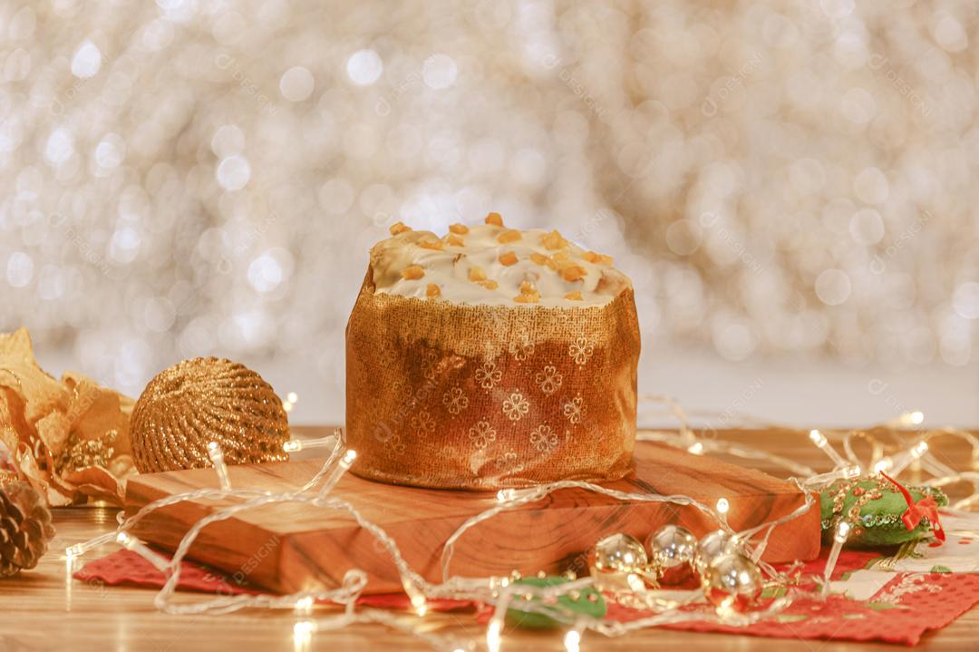 Panetone de Chocolate Branco Com Damasco Seco na Mesa de Madeira Com Enfeites de Natal Imagem JPG