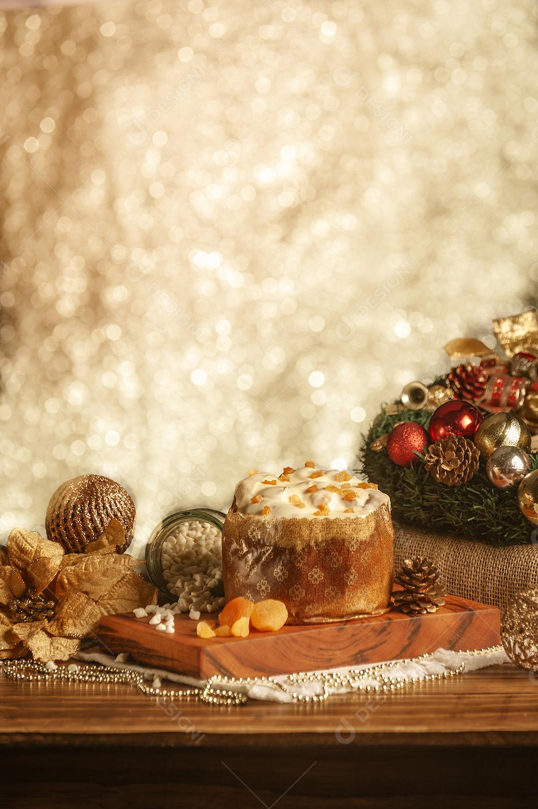 Panetone de Chocolate Branco Com Damasco Seco na Mesa de Madeira Com Enfeites de Natal Imagem JPG