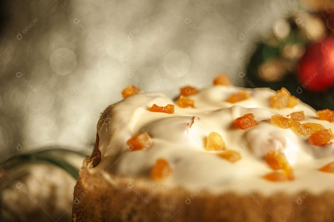 Panetone de Chocolate Branco Com Damasco Seco na Mesa de Madeira Com Enfeites de Natal Imagem JPG