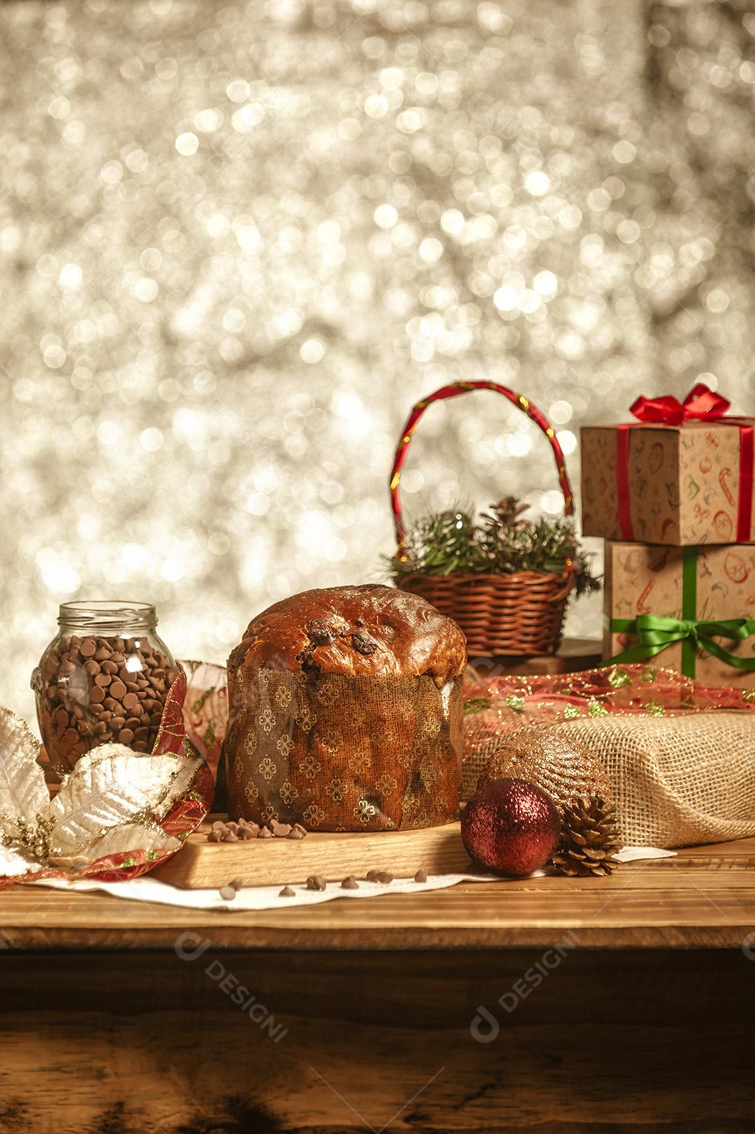 Panetone de Chocolate na Mesa de Madeira Com Enfeites de Natal Imagem JPG