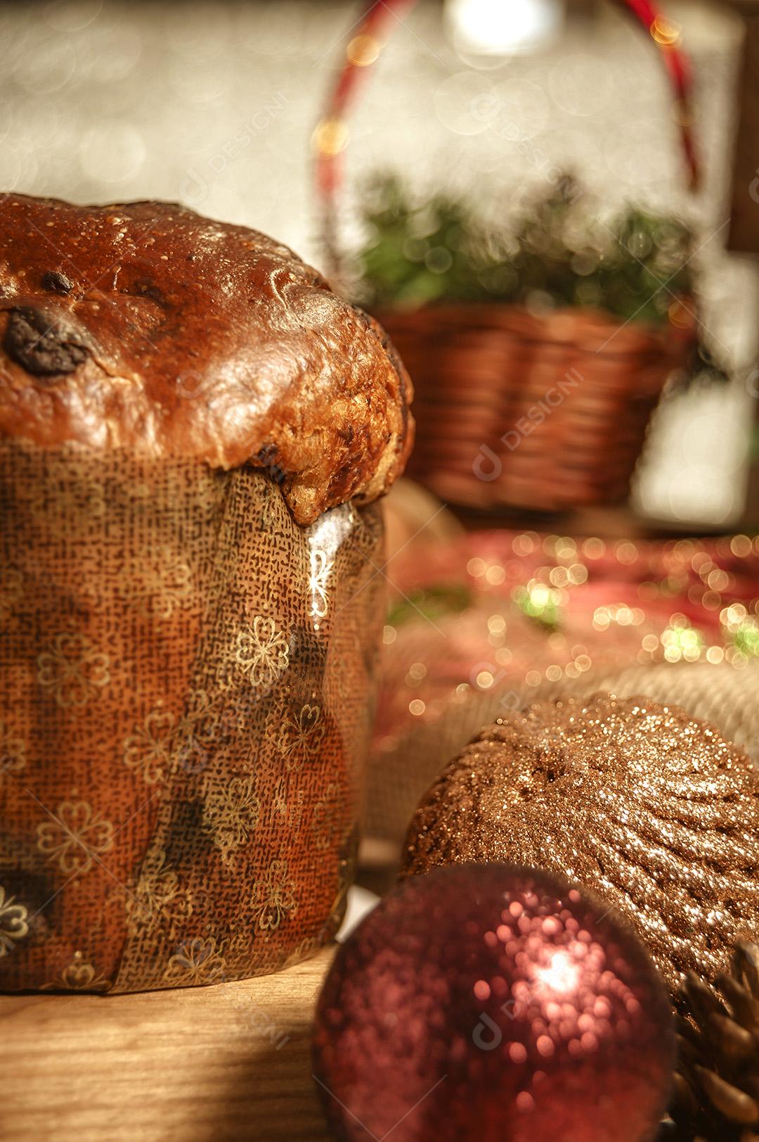 Panetone de Chocolate na Mesa de Madeira Com Enfeites de Natal Imagem JPG