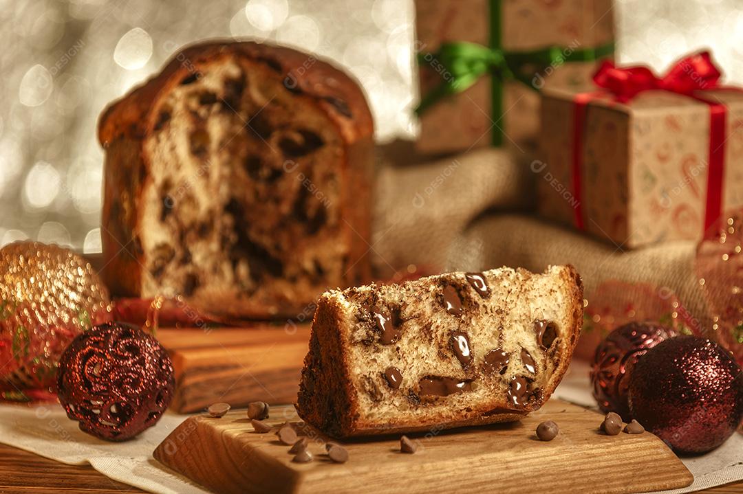 Panetone de Chocolate na Mesa de Madeira Com Enfeites de Natal Imagem JPG