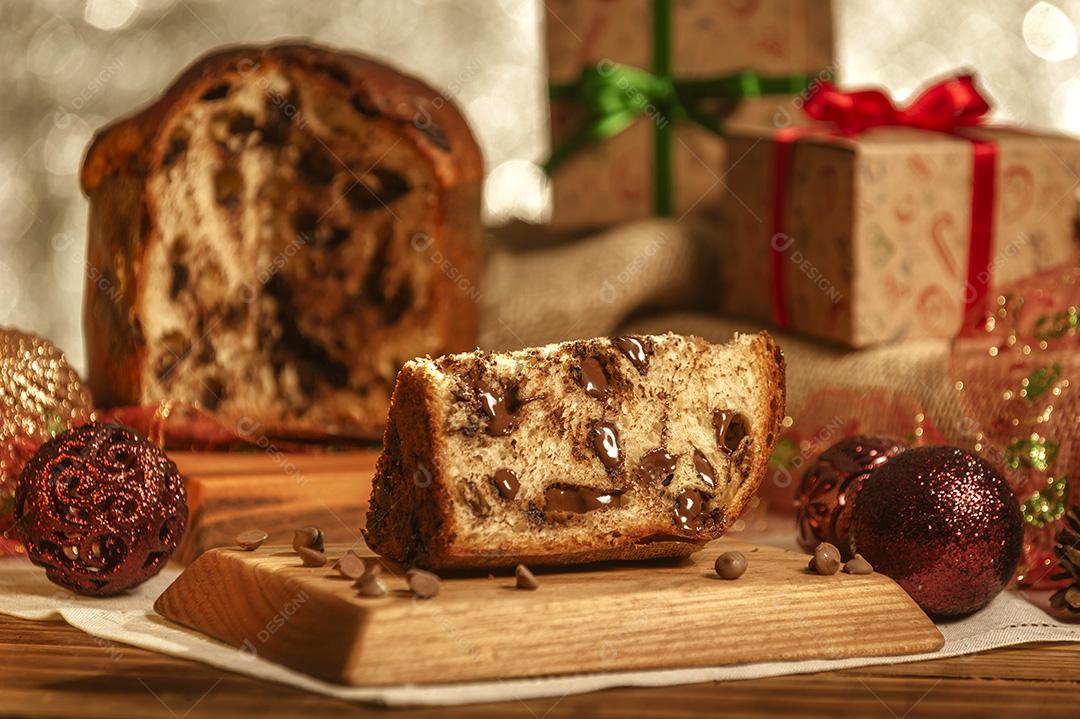 Panetone de Chocolate na Mesa de Madeira Com Enfeites de Natal Imagem JPG