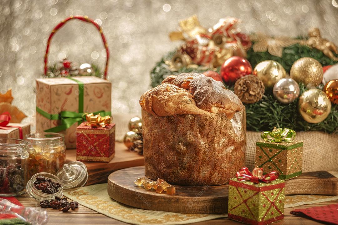 Panetone de Chocolate na Mesa de Madeira Com Enfeites de Natal Imagem JPG