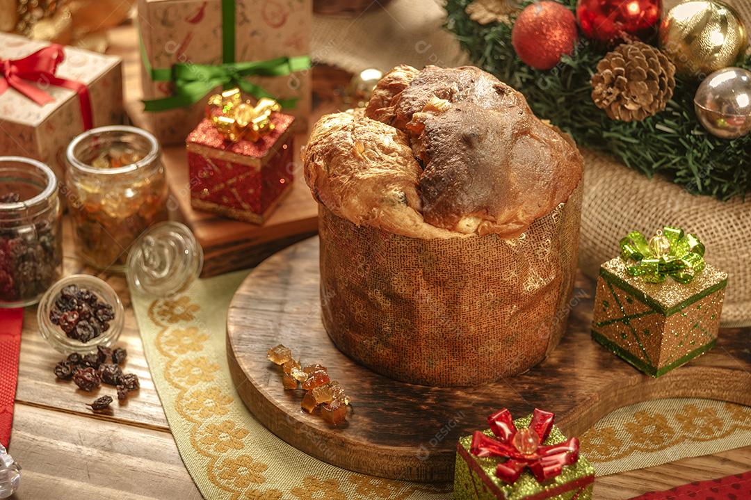 Panetones, Passas e Cubos de Frutas Cristalizadas Em Uma Tábua de Madeira Com Enfeites de Natal Imagem JPG