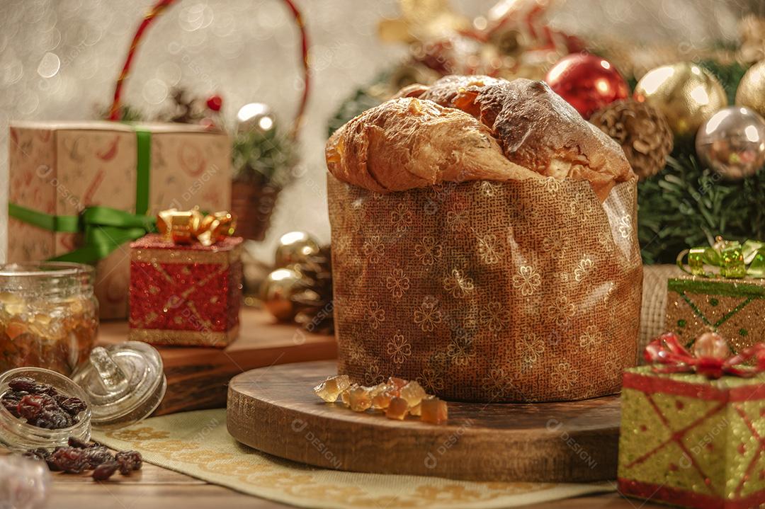 Panetones, Uvas Passas e Cubos de Frutas Cristalizadas Em Uma Tábua de Madeira Com Enfeites de Natal Imagem JPG