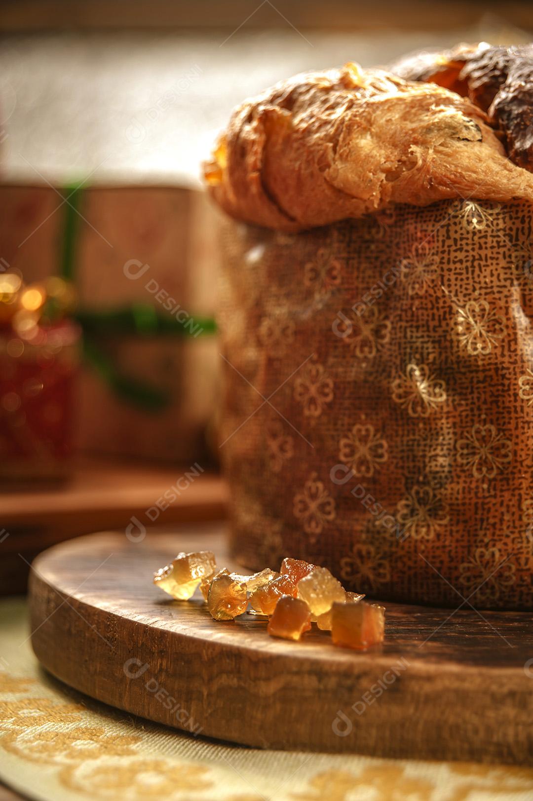 Cubos de Frutas Cristalizadas na Tábua de Madeira Com Enfeites de Natal Imagem JPG