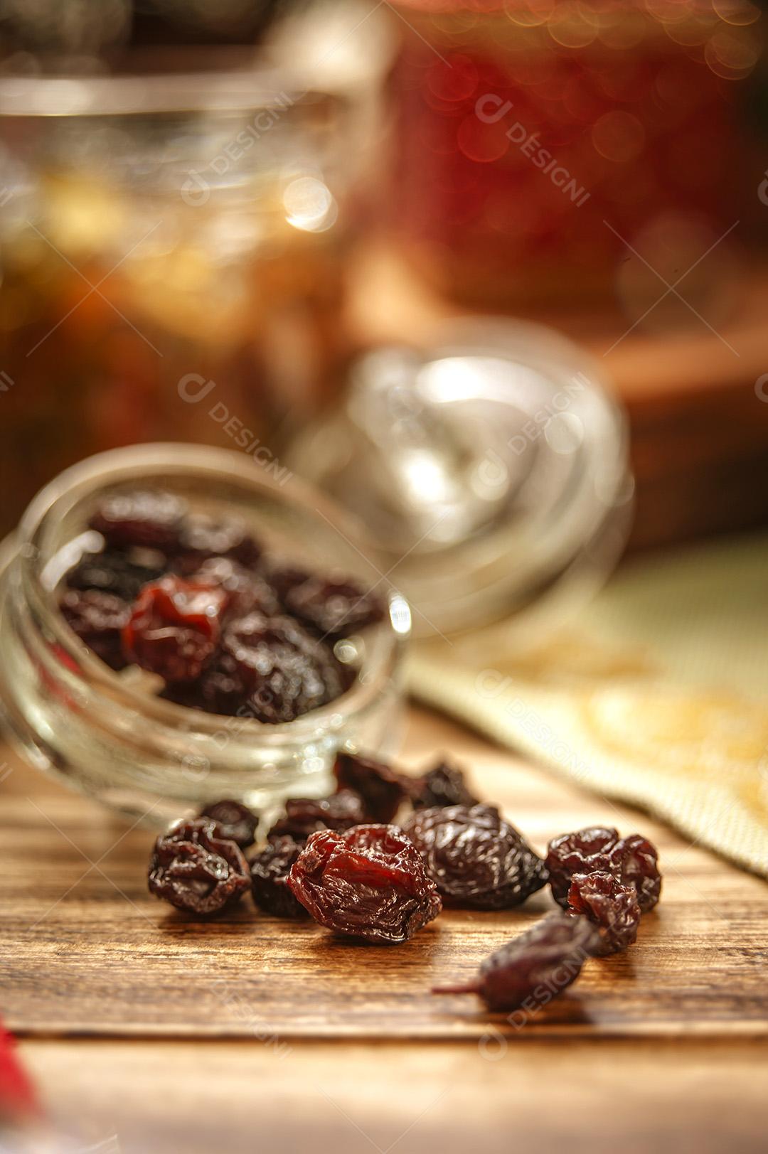 Uvas Passas na Mesa de Madeira Imagem JPG