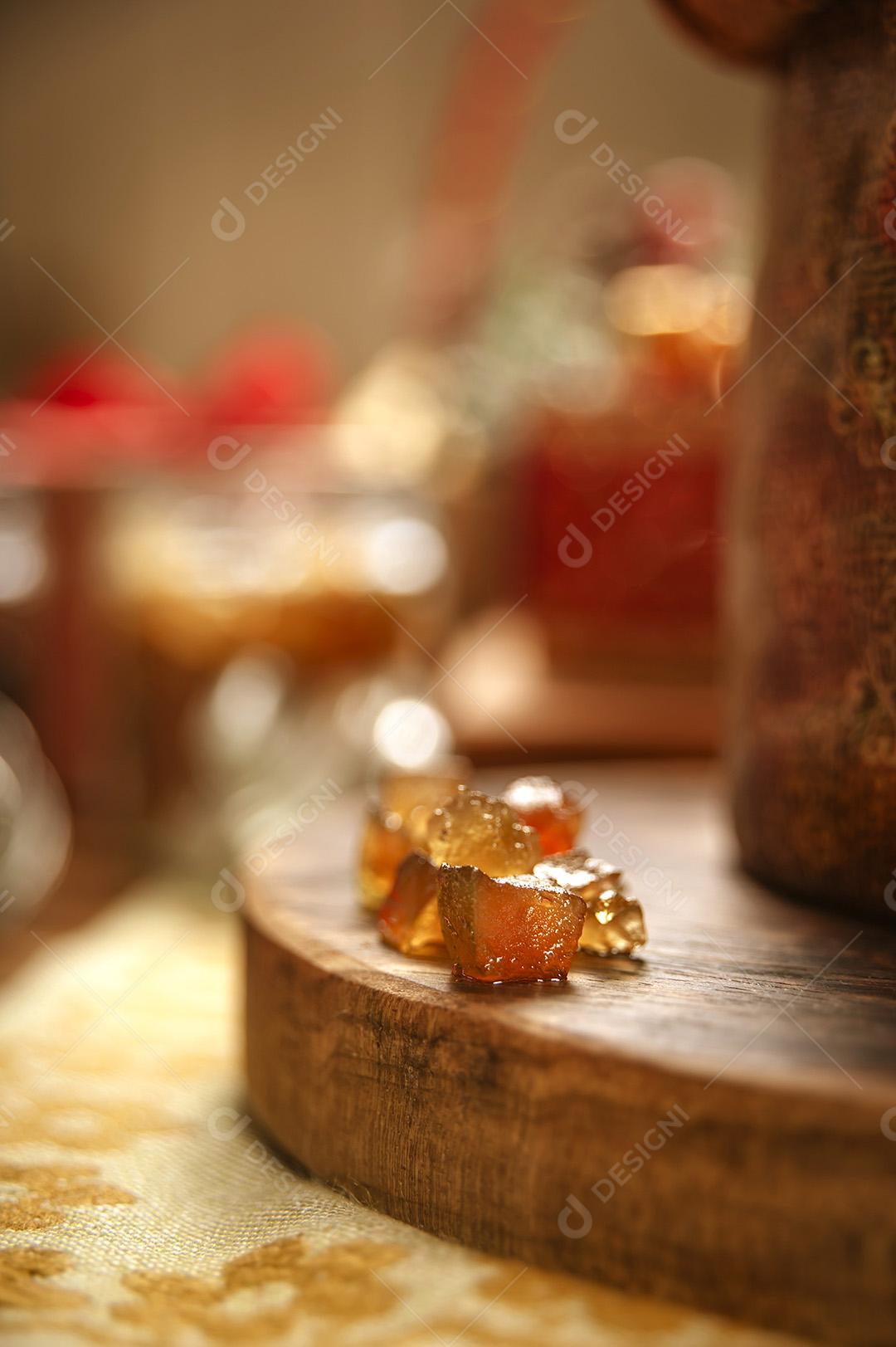 Cubos de Frutas Cristalizadas na Tábua de Madeira Com Enfeites de Natal Imagem JPG