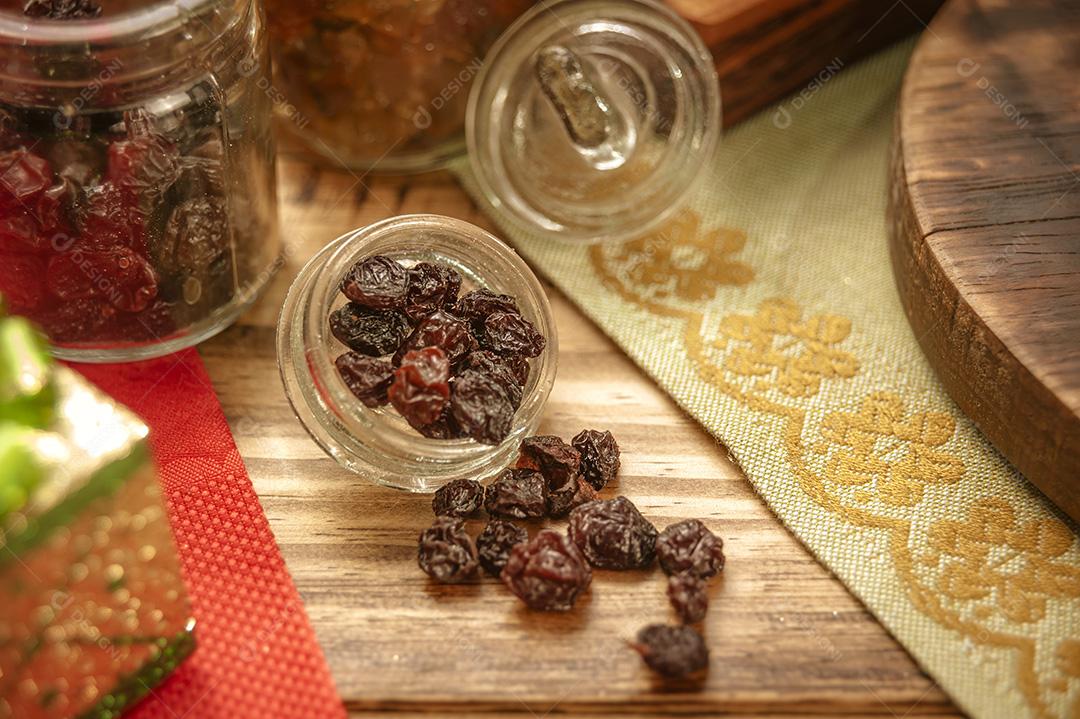 Uvas Passas na Mesa de Madeira Imagem JPG