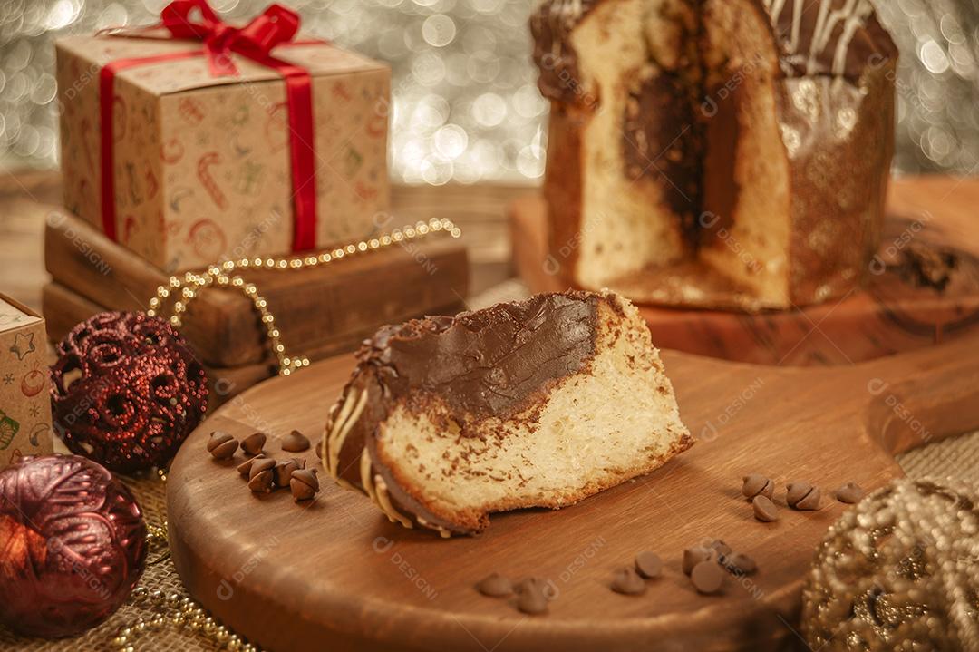 Panetone de Bolo de Natal e Panetone de Chocolate Com Decorações de Natal Imagem JPG