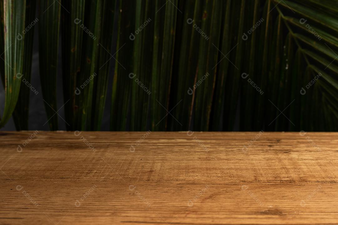 Background Fundo Mesa De Madeira Com Palmeira Folhas Em Fundo Escuro
