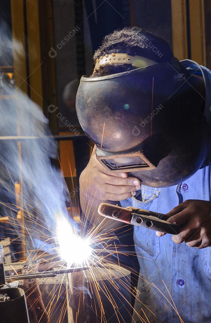 Foto Soldador Atuando Indústria Brasileira Imagem JPG