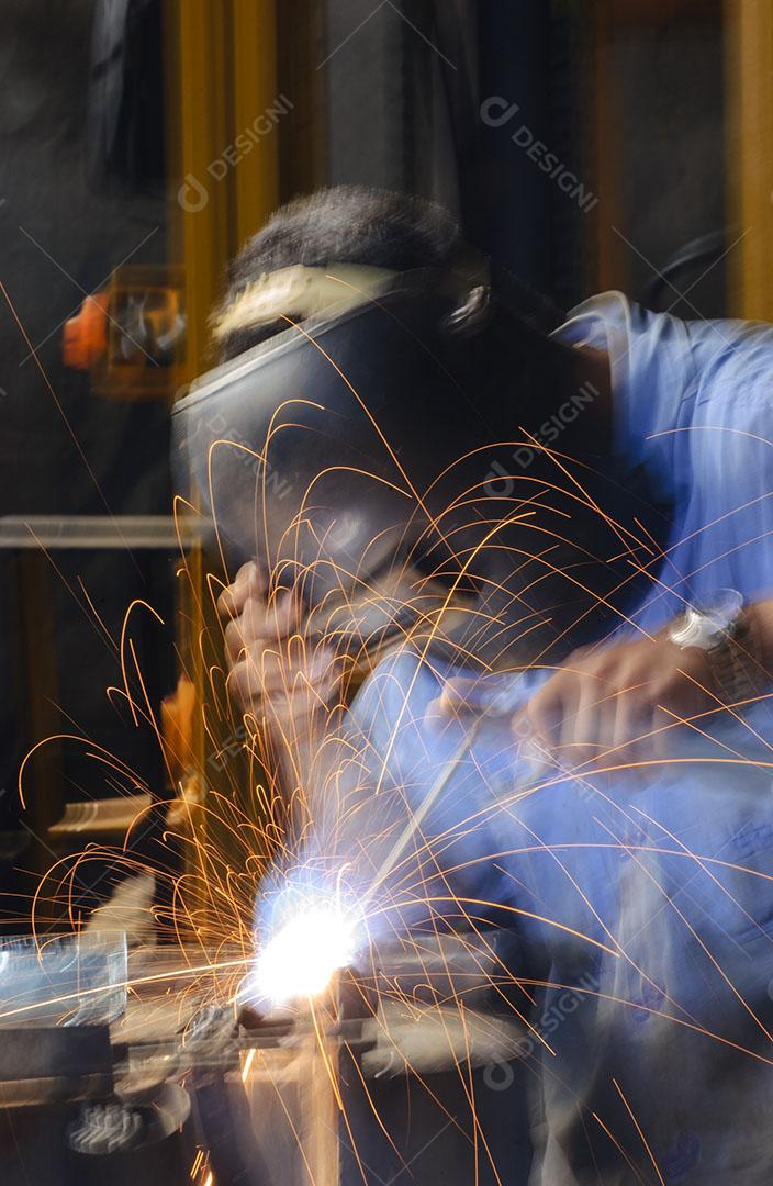 Foto Soldador Atuando Indústria Brasileira Imagem JPG