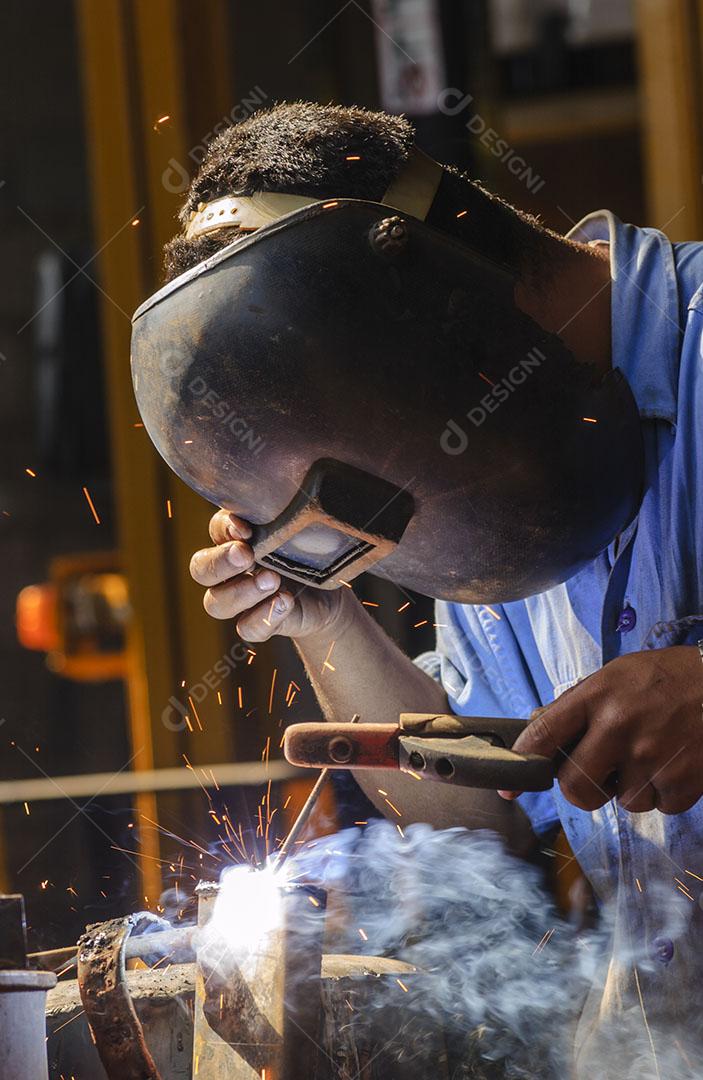 Foto Soldador Atuando Indústria Brasileira Imagem JPG