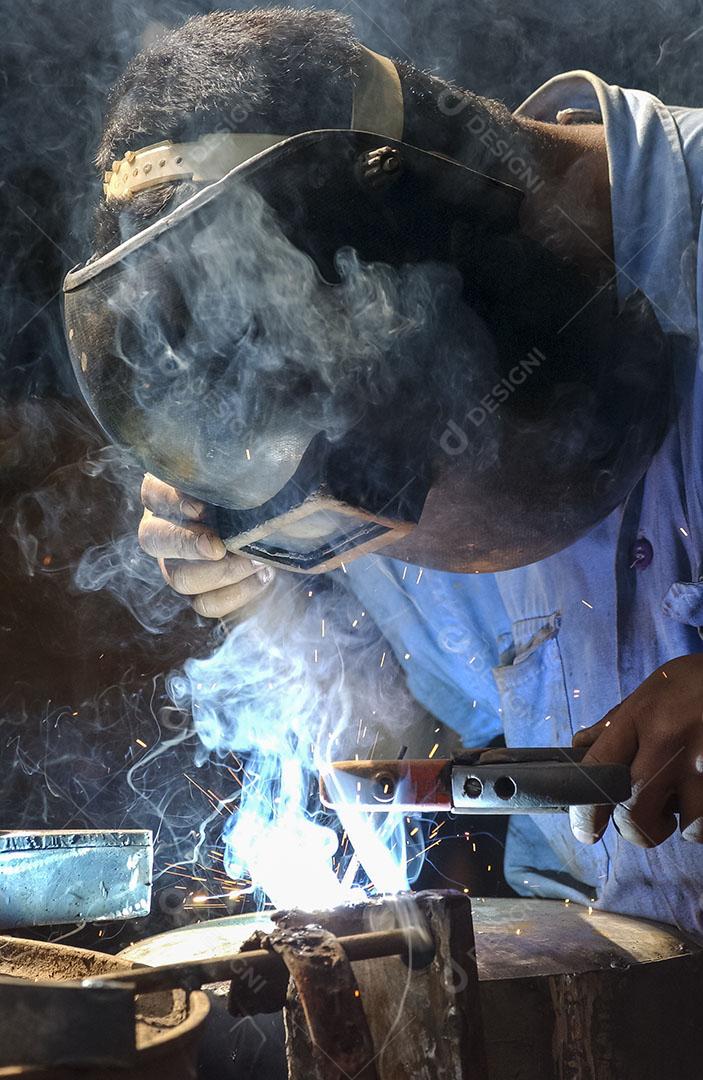 Foto Soldador Atuando Indústria Brasileira Imagem JPG