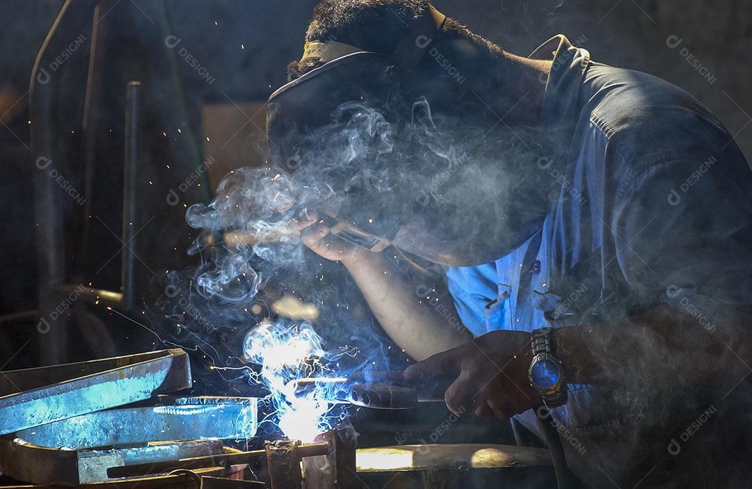 Foto Soldador Atuando Indústria Brasileira Imagem JPG