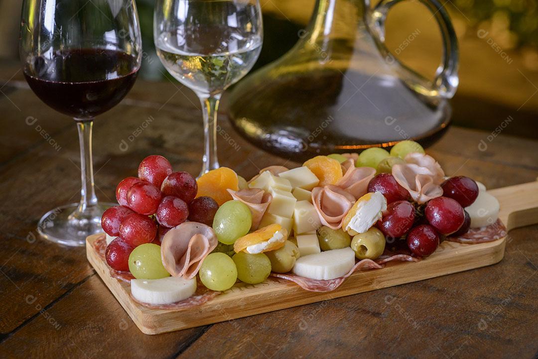 Foto Bandeja Fria Copos Vinho Branco Mesa Madeira Ceia Natal Imagem JPG