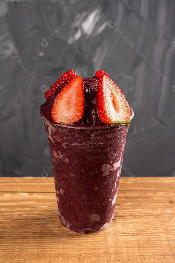 Açaí Brasileiro Congelado Com Morangos Em Copo Plástico